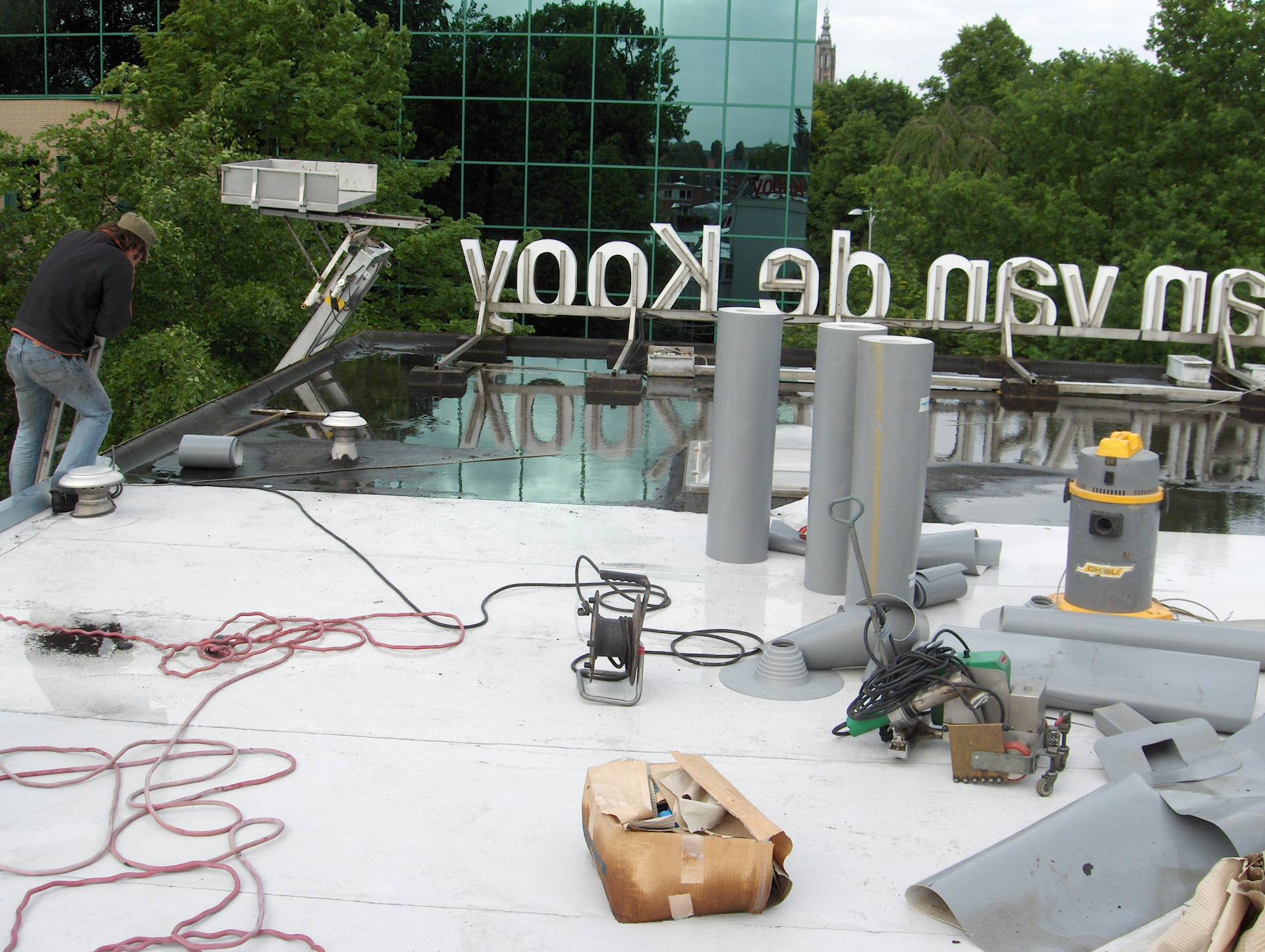 tankstation Daan van de Kooy witte warmtewerende ECB dak bedekking in Amersfoort