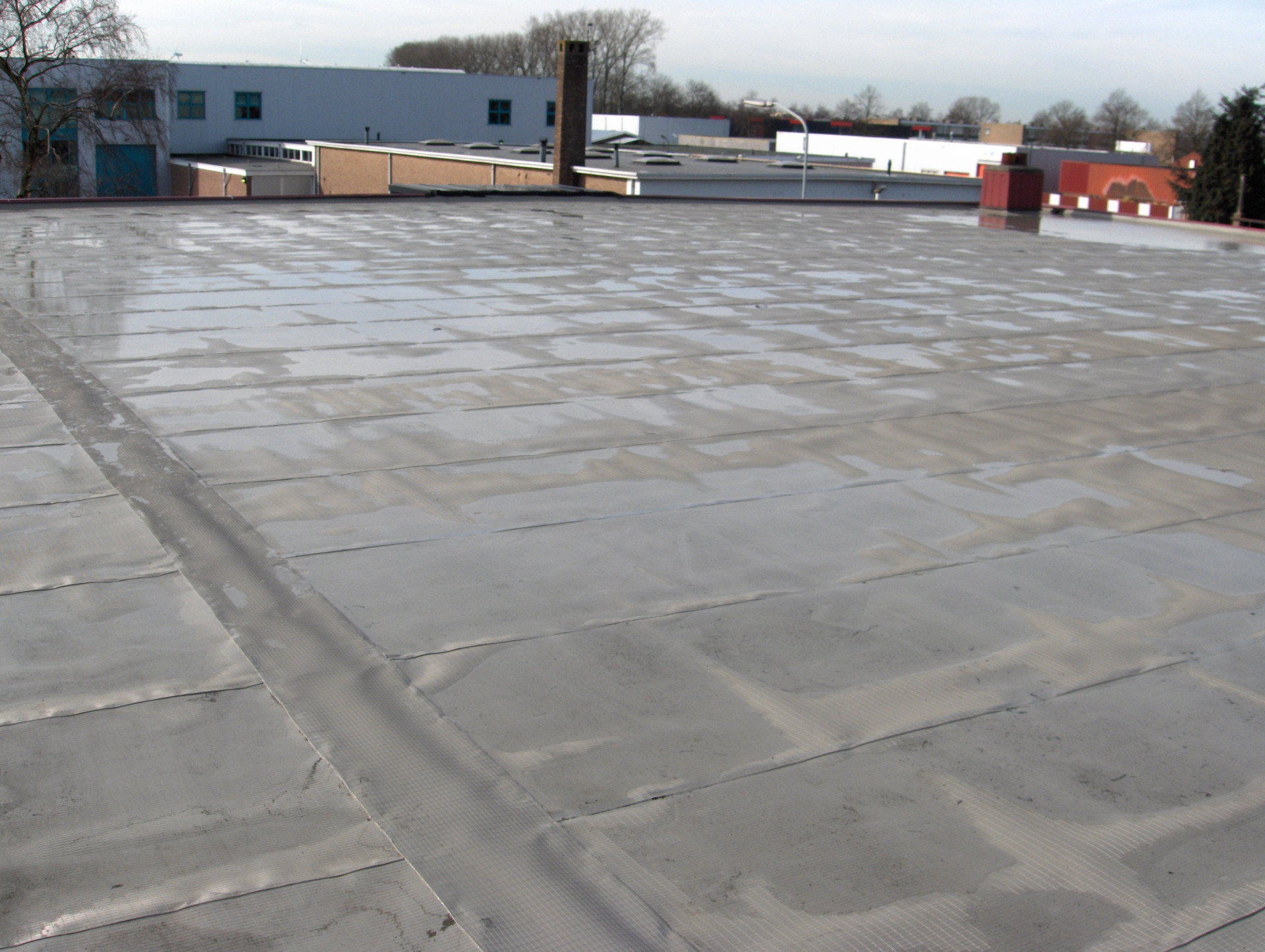 Platte dakbedekking met ECB en nette randafwerking – dakdekker Austerlitz