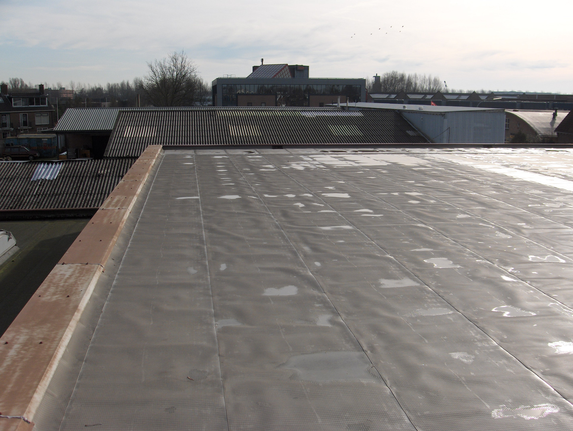 Plat dak met bitumen dakbedekking 