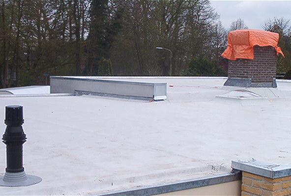 ECB dakbedekking op het dak van een bungalow