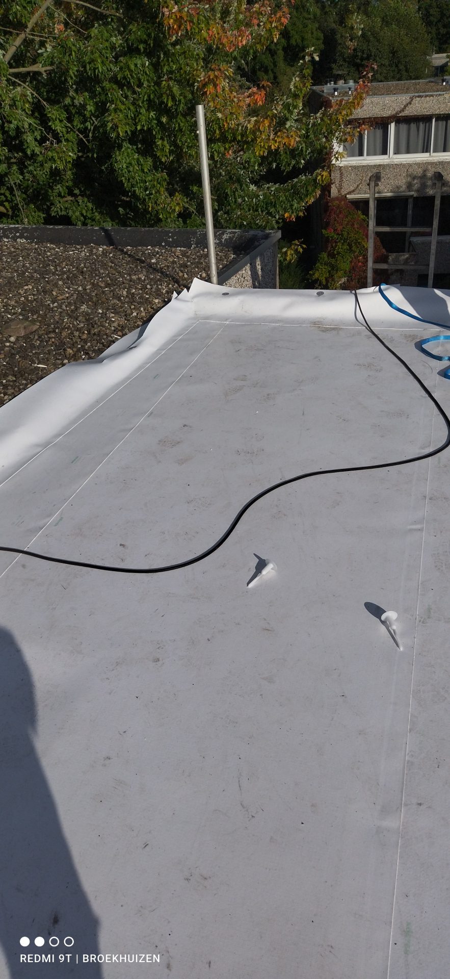 Wit Carlisle TPO dak netjes gelast en afgewerkt voor een project in de regio Voorthuizen