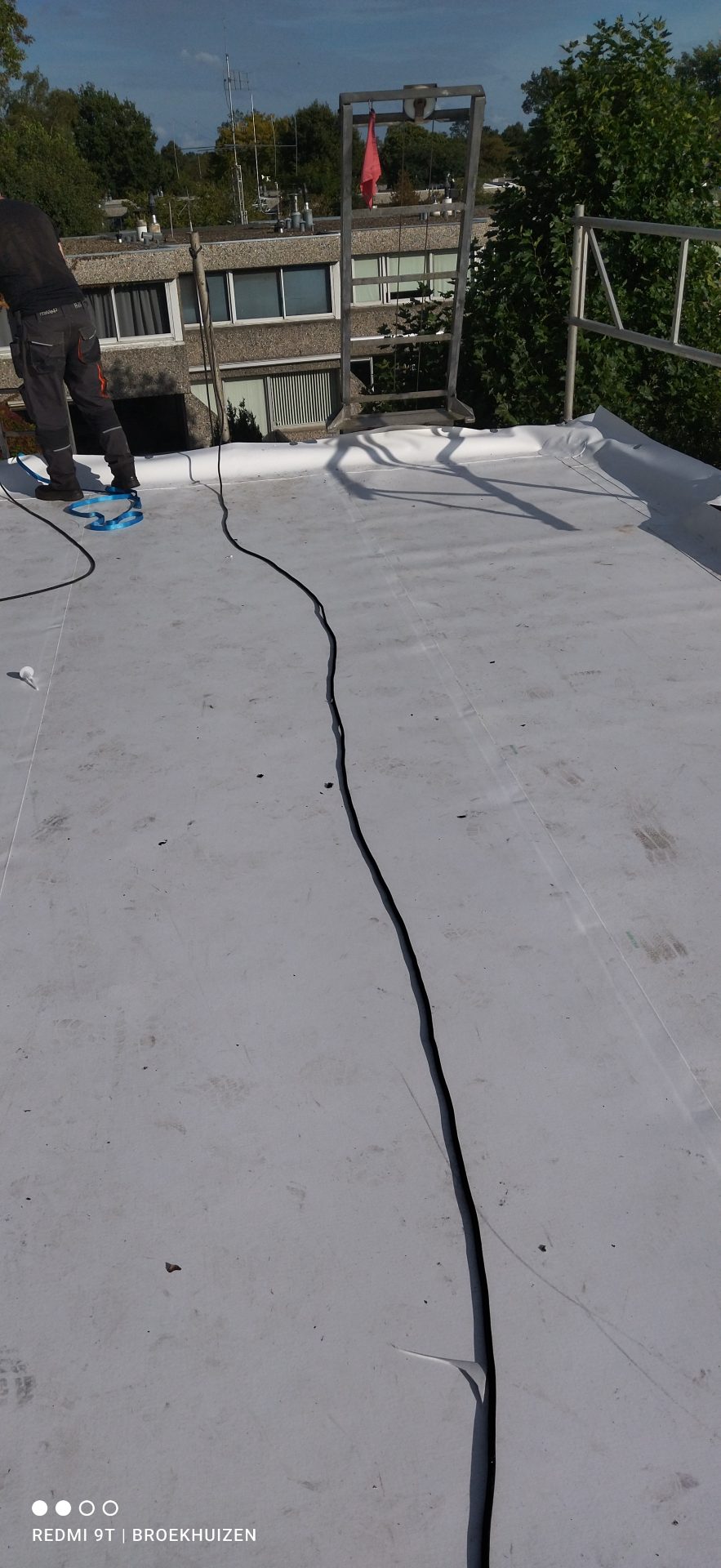 Witte KÖSTER TPO dakbedekking op een Eurowoning met strakke afwerking