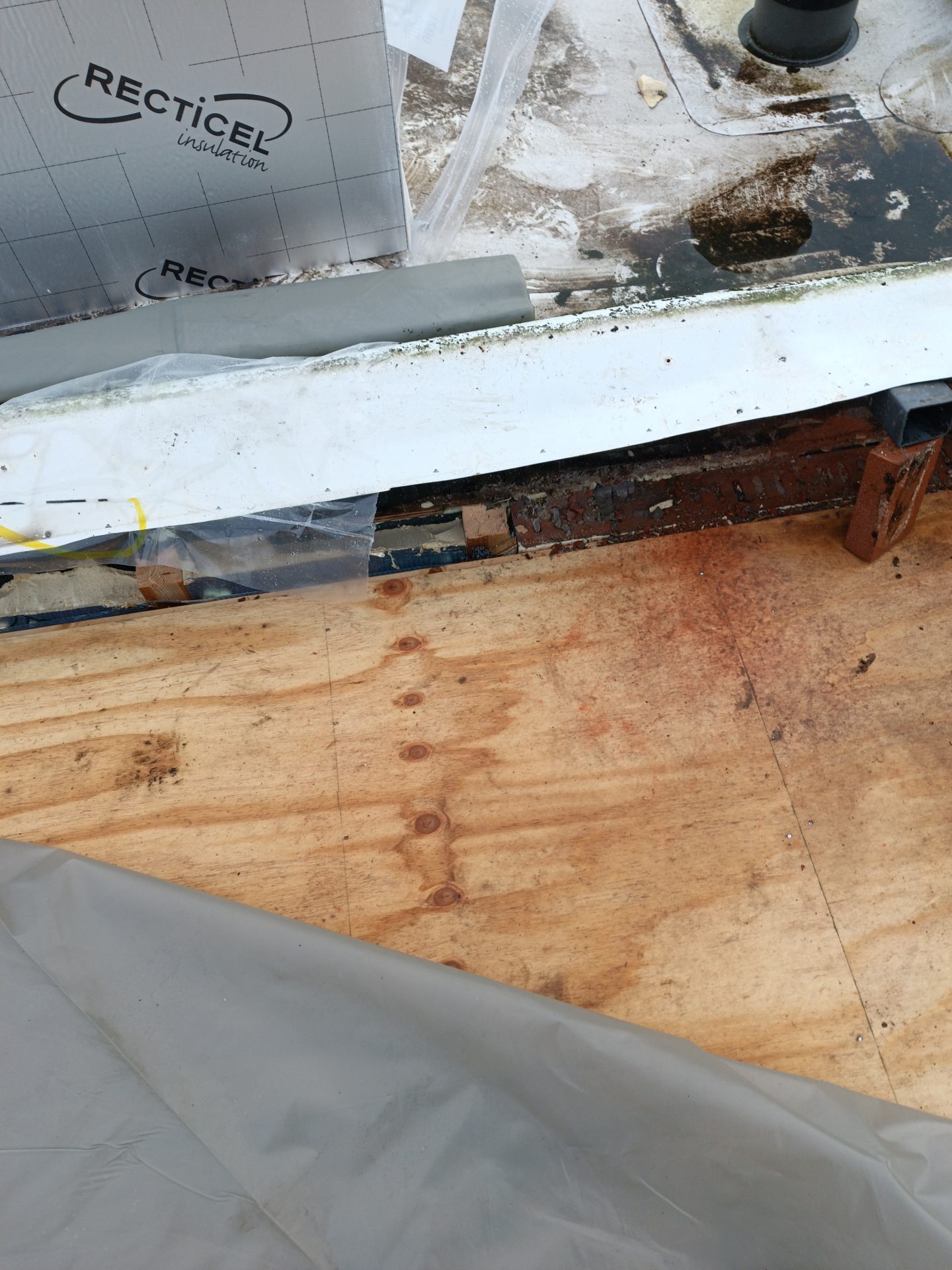 Aansluiting en afwatering plat dak in Achterveld