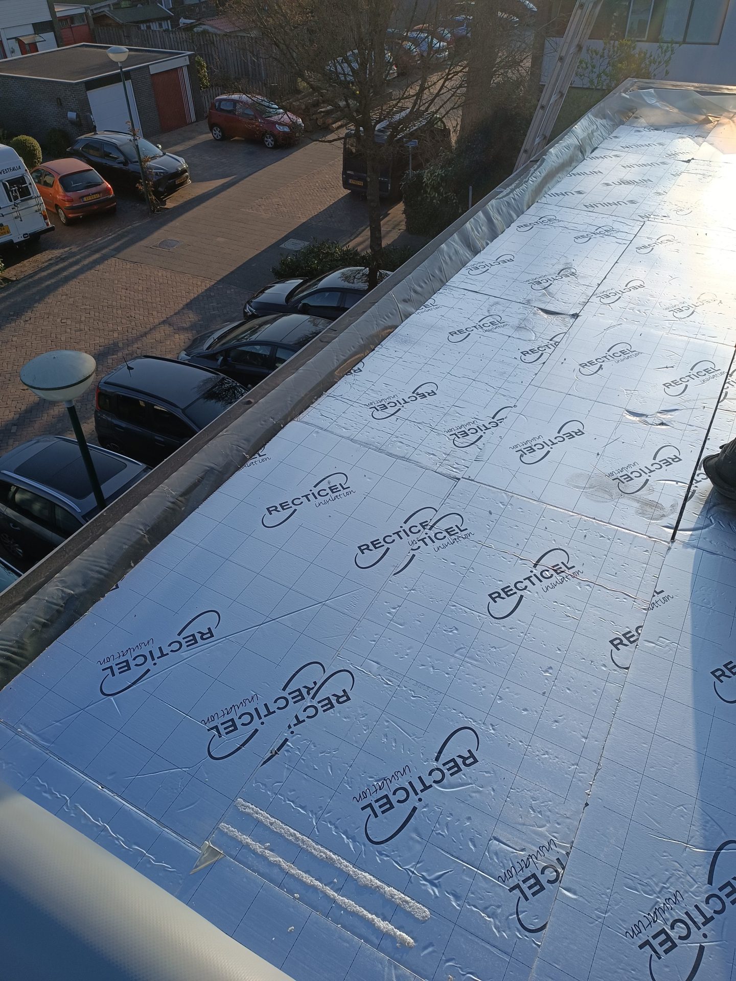 Platte dakrenovatie met kunststof dakbedekking in Zeewolde