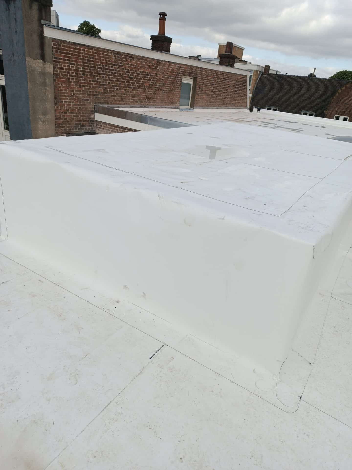 Platte dakrenovatie met kunststof dakbedekking in Achterveld