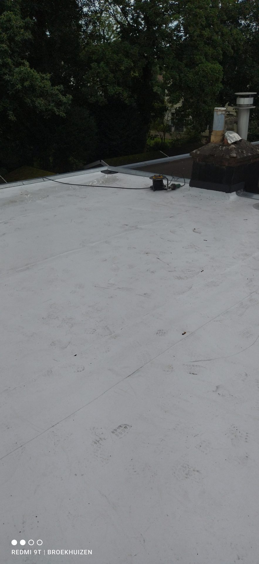 Plat dak detail met afwerking en naden in Hoevelaken