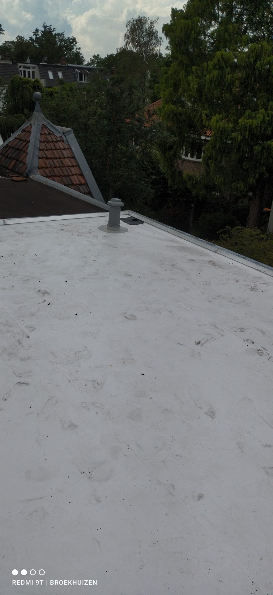 Afwerking en aansluitingen van plat dak met kunststof dakbedekking in Hoevelaken