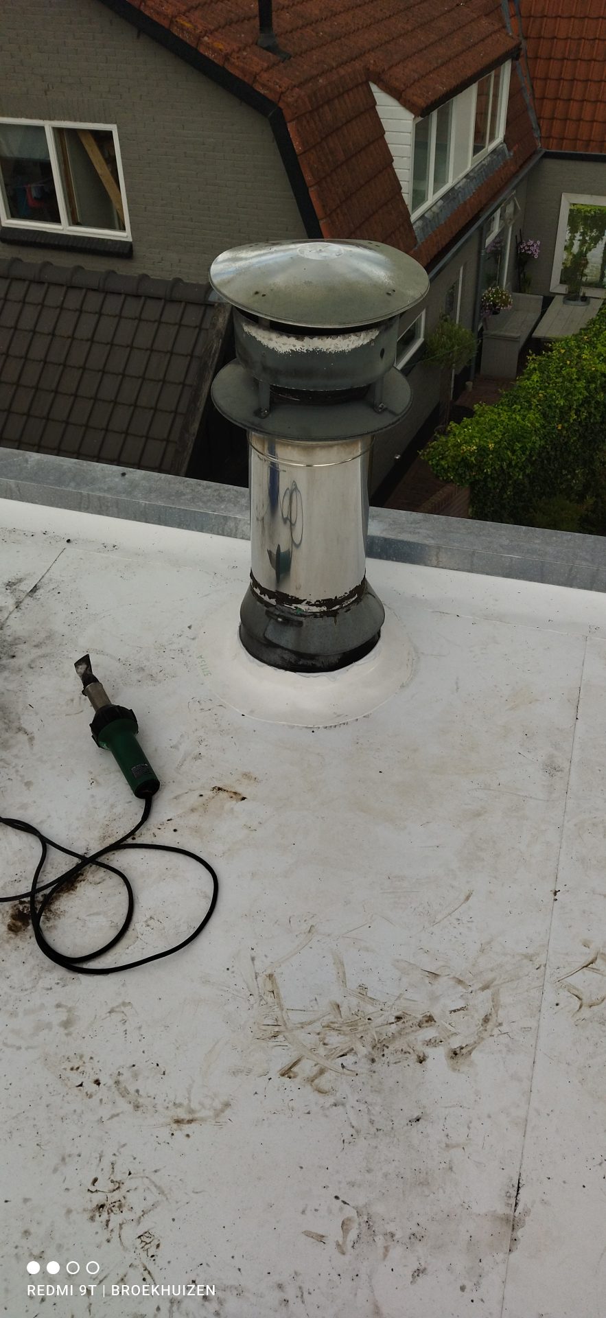 Dakvlak en aansluitingen op plat dak in Hoevelaken