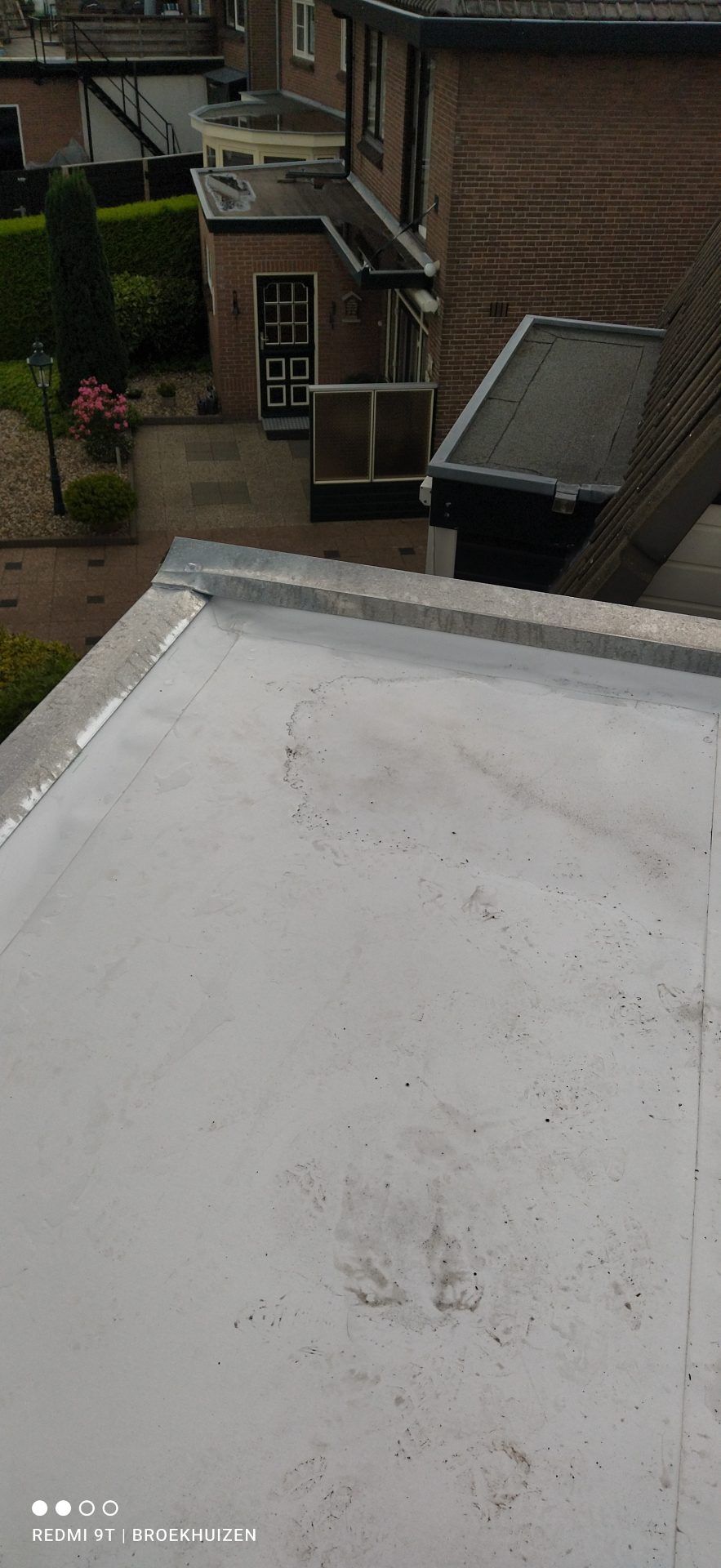 Detail rond doorvoer of opstand op plat dak in Hoevelaken