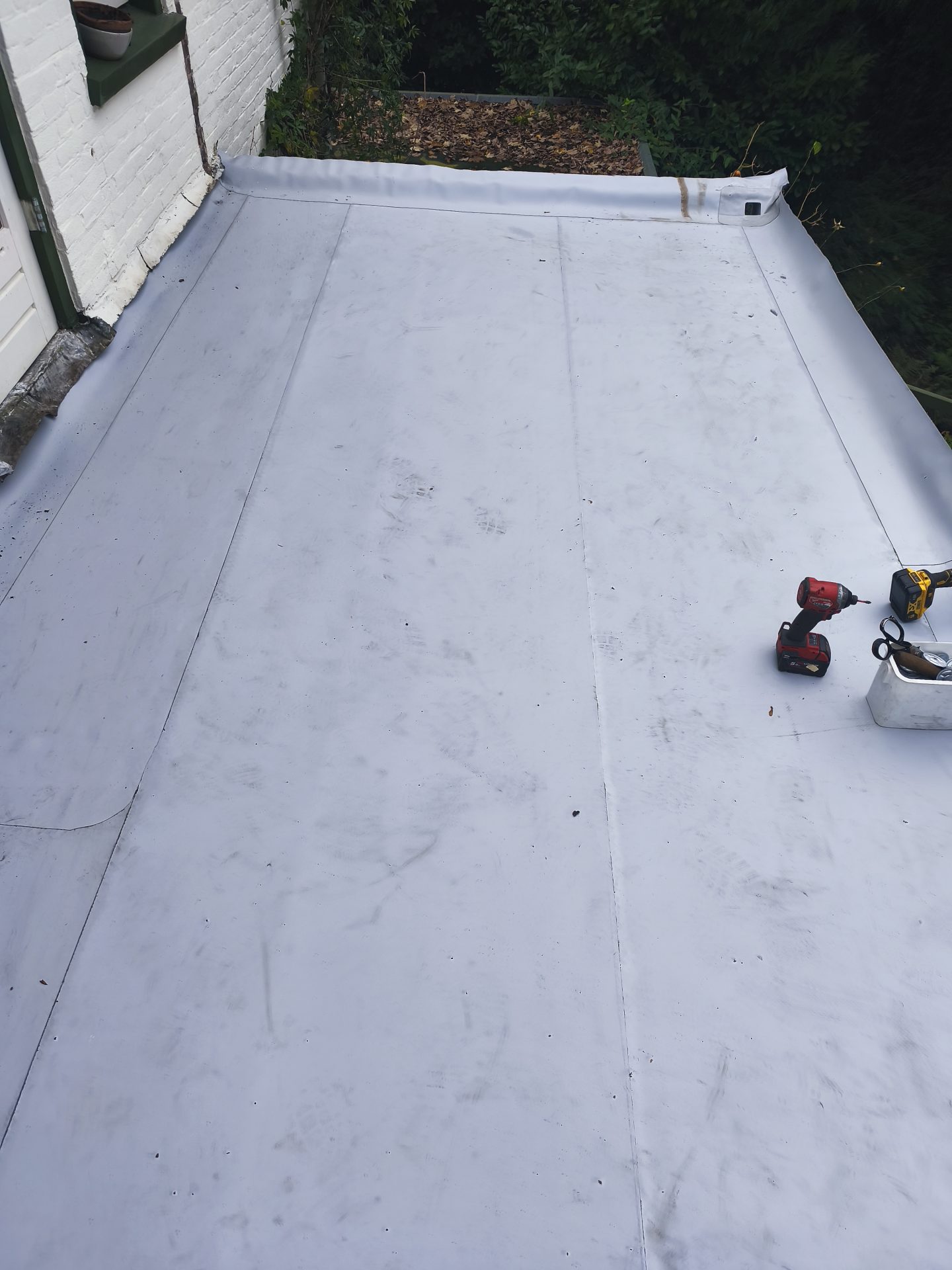 Uitbouw met plat dak en strakke randafwerking in Leusden