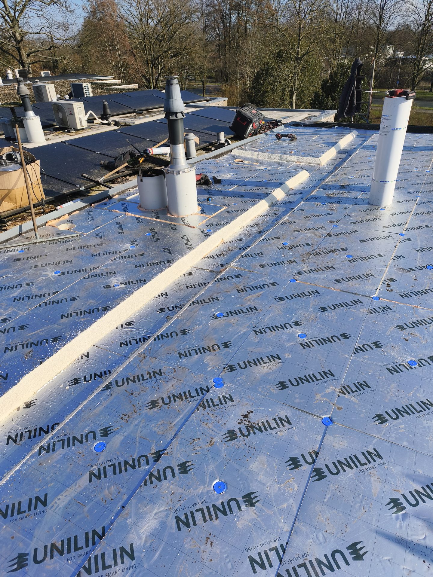 PIR isolatie op Eurowoning waarbij verdiepte goten duidelijk zichtbaar zijn voor een goede afwatering